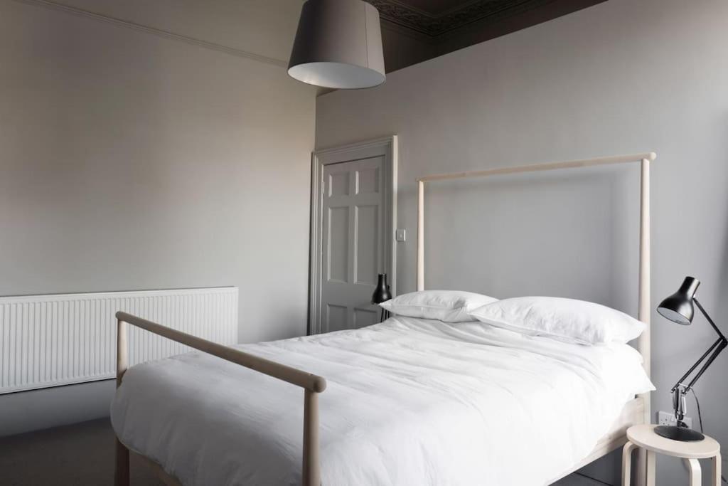Spacious Georgian Pad - Free Parking - Walk To Bathアパートメント エクステリア 写真
