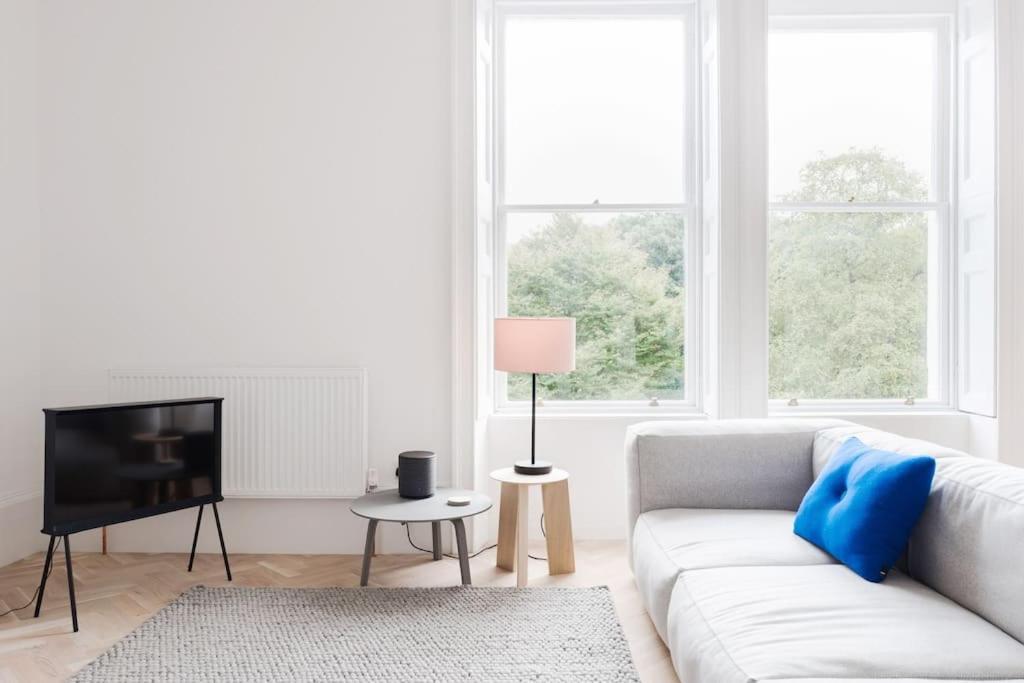 Spacious Georgian Pad - Free Parking - Walk To Bathアパートメント エクステリア 写真
